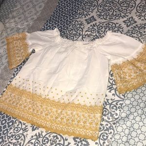 🌻NWT Medium Maurices Off the Shoulder Top🌻